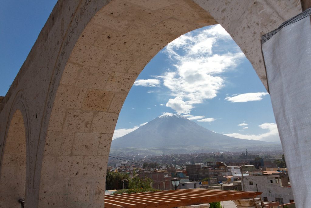 Vista del volcán Misti desde el Mirador de Yanahuara en Arequipa