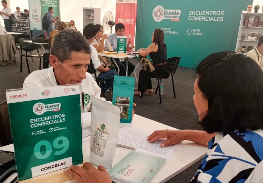 28 organizaciones amazónicas cierran negocios en feria APEC de Ucayali